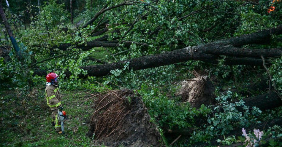 zdjęcie: Ewakuacja pacjentów ze szpitala, 5 osób rannych, tysiące bez prądu po przejściu nawałnicy / fot. PAP