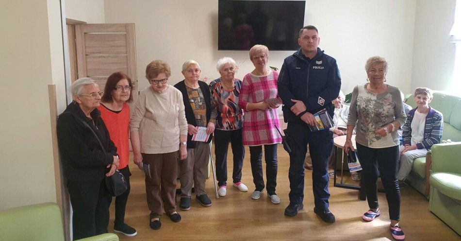 zdjęcie: Seniorzy uczą się rozpoznawać oszustów metodą legendą / fot. KMP w Tarnowie Dzielnicowy z uczestniczkami prelekcji