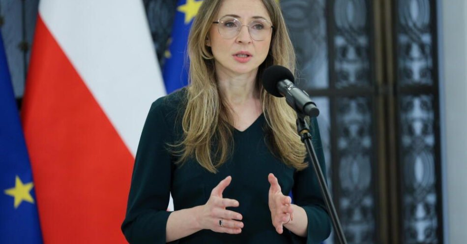 zdjęcie: Dziemianowicz-Bąk: program Aktywny Rodzic zdał egzamin / Warszawa, 26.03.2025. Ministra rodziny, pracy i polityki społecznej Agnieszka Dziemianowicz-Bąk (na zdj.) podczas wspólnej konferencji prasowej z kandydatką Lewicy na prezydenta RP, wicemarszałkinią Senatu Magdaleną Biejat 
