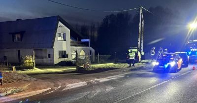 Boczne zderzenie i uderzenie w słup na DK-15 w Cieszkowie