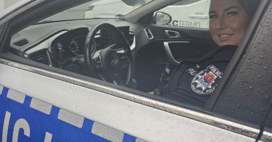 zdjęcie: Mieszkanka dziękuje dzielnicowej z Grudziądza za pomoc / fot. KMP w Grudziądzu