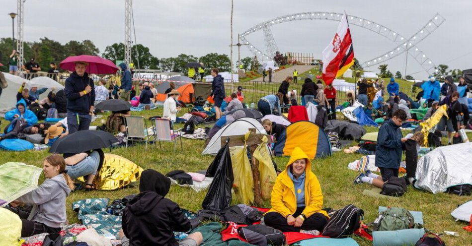 zdjęcie: Przez opady deszczu przerwano XXIX Ogólnopolskie Spotkanie Młodych Lednica 2000 / fot. PAP