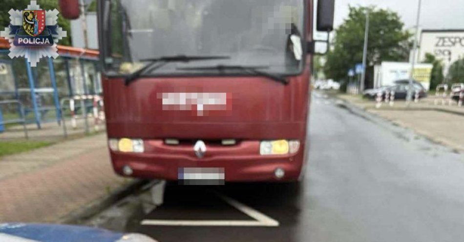 zdjęcie: Kierowca został powstrzymany przez policjantów tuż przed wyjazdem z dziećmi na wycieczkę / fot. KPP w Polkowicach