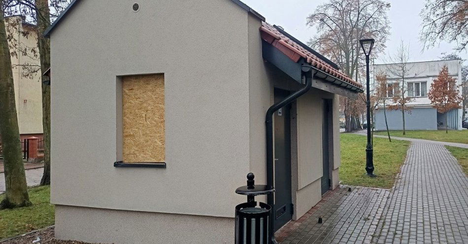 zdjęcie: Mężczyzna zatrzymany za wybicie szyby w toalecie w parku / fot. KPP Złotów