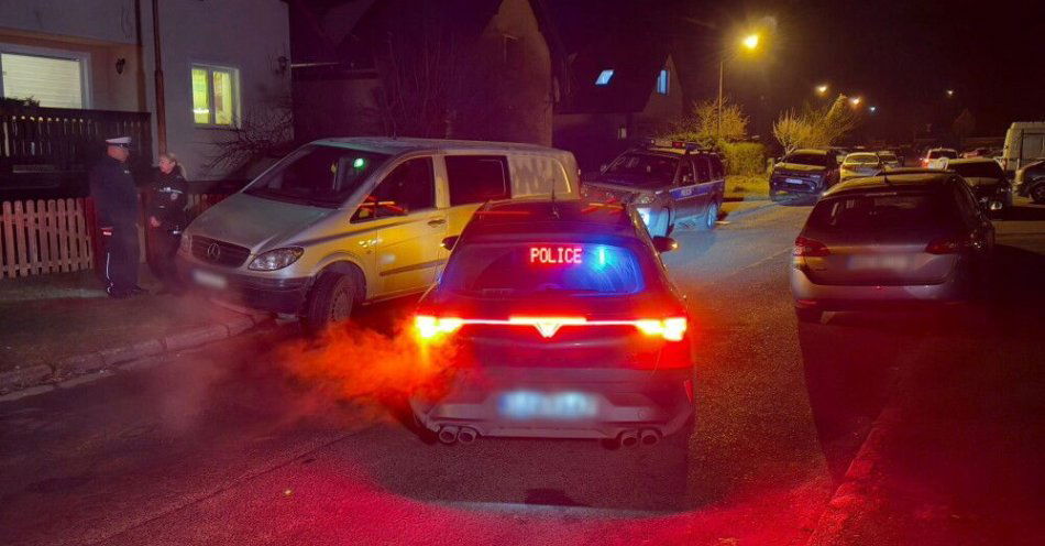 zdjęcie: Jelenia Góra: znaleziono zwłoki 12-letniej dziewczynki, najprawdopodobniej ofiary zabójstwa / Jelenia Góra, 15.12.2025. Policja na miejscu, gdzie znaleziono zwłoki 12-letniej dziewczynki, najprawdopodobniej ofiary zabójstwa, 15 bm. przy ul. Wyspiańskiego w Jeleniej Górze. (mr) PAP/Wojciech Kamiński ***Do tego materiału zdjęciowego dostępna jest również depesza w systemie CSI, pt.: Jelenia Góra/ Znaleziono zwłoki 12-letniej dziewczynki, najprawdopodobniej ofiary zabójstwa***