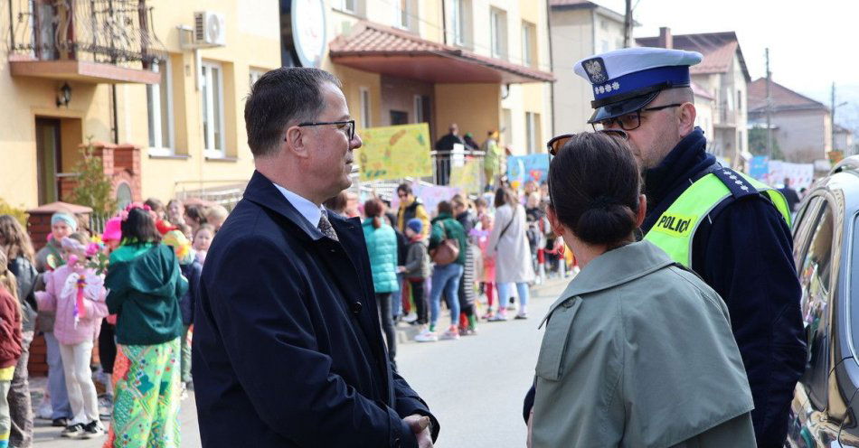zdjęcie: Tłumy na Marszu Kolorowej Skarpetki w Strzyżowie / fot. KPP w Strzyżowie fot. KPP Strzyżów