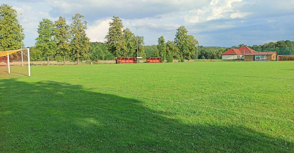 zdjęcie: 10 lat KS Kutno: od dziesięciolecia do współczesnej IV ligi / Boisko footballowe w Polsce — ilustracja do artykułu o KS Kutno