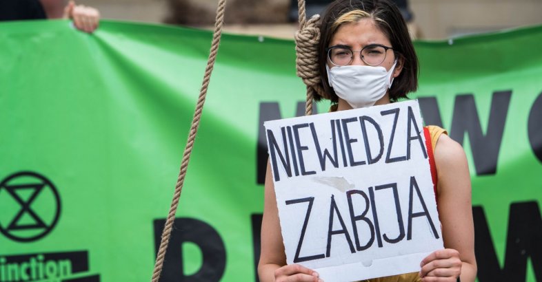 zdjęcie: Kto tu kogo uczy? Młodzież stawia szubienicę i protestuje pod kuratorium oświaty i żąda wprowadzenia edukacji klimatycznej. / fot. nadesłane