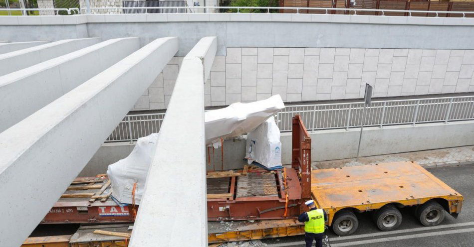 zdjęcie: Ciężarówka uszkodziła tunel w Sulejówku; są utrudnienia dla kierowców / fot. PAP