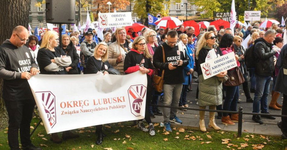 zdjęcie: Zakończyła się pikieta ZNP przed siedzibą MEiN w Warszawie / fot. PAP