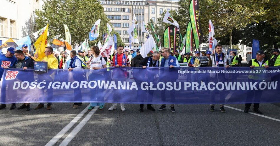 zdjęcie: Uczestnicy Marszu Niezadowolenia OPZZ protestują w Warszawie przeciwko niskim płacom / fot. PAP