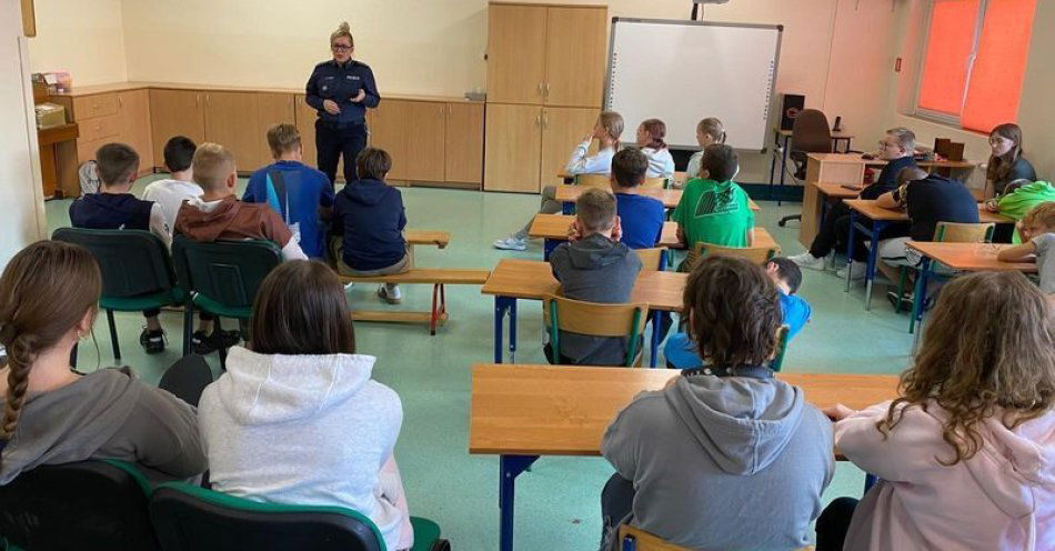 zdjęcie: Lubińscy policjanci uczą dzieci jak reagować na przemoc / fot. KPP w Lubinie