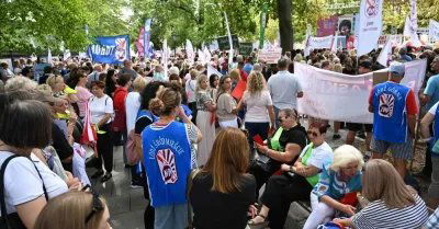 ZNP manifestował przed KPRM ws. wynagrodzeń; młodzi nauczyciele: potrzebujemy czegoś więcej niż powołania
