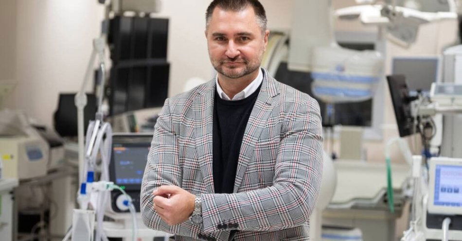 zdjęcie: Adam Konka odwołany z funkcji dyrektora Centrum e-Zdrowia, jest potwierdzenie MZ (opis) / Zabrze, 18.01.2021. Koronawirus w Polsce. Prezes zarzadu Śląskiego Parku Technologii Medycznych - Kardio-Med Silesia Adam Konka w swojej placówce w Zabrzu, 18. bm. gdzie odbywa się kurs dla personelu medycznego „Postępowanie z pacjentem niewydolnym oddechowo, ze szczególnym uwzględnieniem chorych z COVID-19”.  (hb/dw) PAP/Hanna Bardo