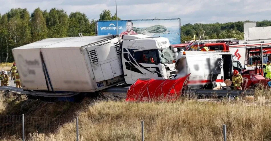 zdjęcie: Śląskie: cztery osoby zginęły w wypadku na A1, a cztery są w stanie ciężkim / Mykanów, 01.09.2026. Miejsce śmiertelnego wypadku na autostradzie A1 w okolicy miejscowości Mykanów, 1 bm. W wypadku brał udział bus i dwa samochody ciężarowe. Jedna z ciężarówek wjechała w pracowników ekipy remontowej. Zginęły cztery osoby, na miejscu trwa akcja ratunkowa. Autostrada A1 w kierunku Katowic jest zablokowana. (jm) PAP/Waldemar Deska