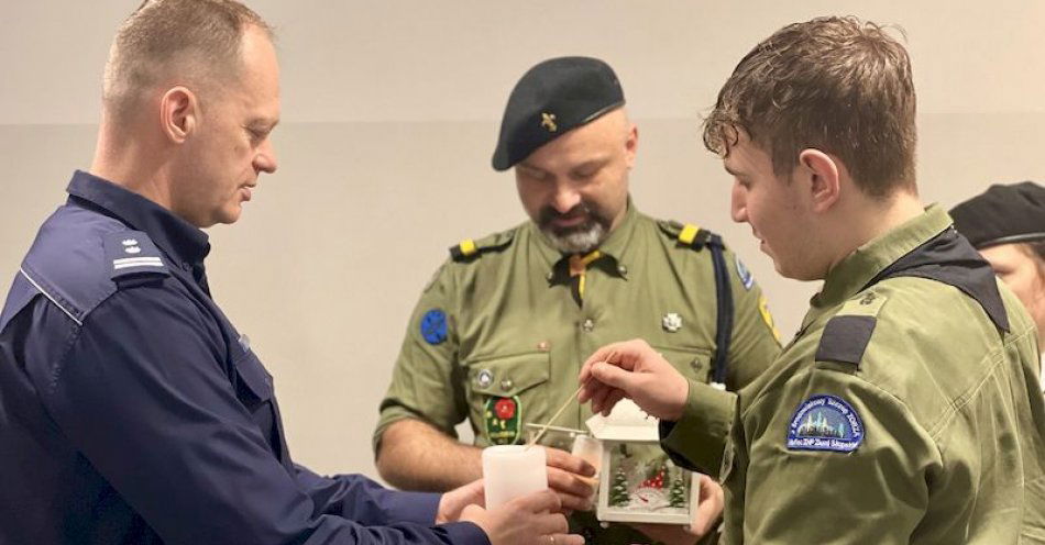 zdjęcie: Betlejemskie Światełko Pokoju dotarło do słupskiej jednostki Policji / fot. KMP w Słupsku