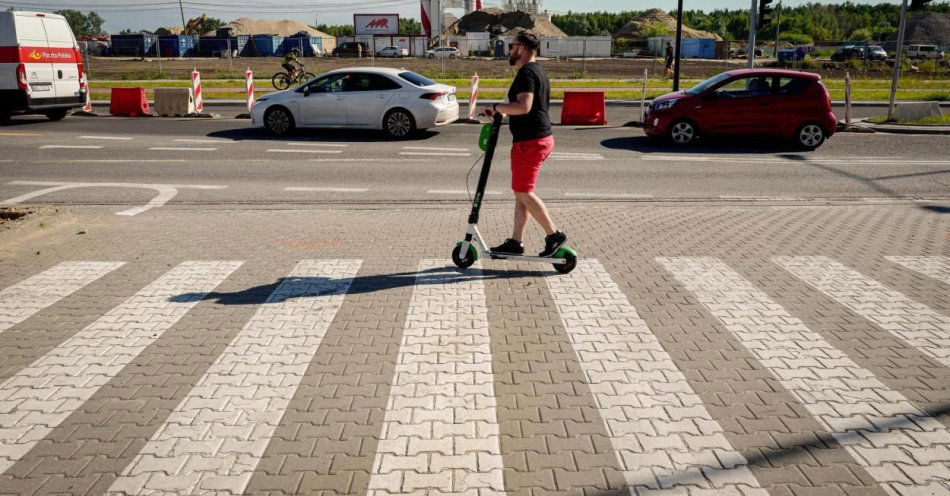 zdjęcie: Straż Miejska będzie mogła wystawić mandat za nieprawidłową jazdę na rowerze, bądź hulajnodze / fot. PAP