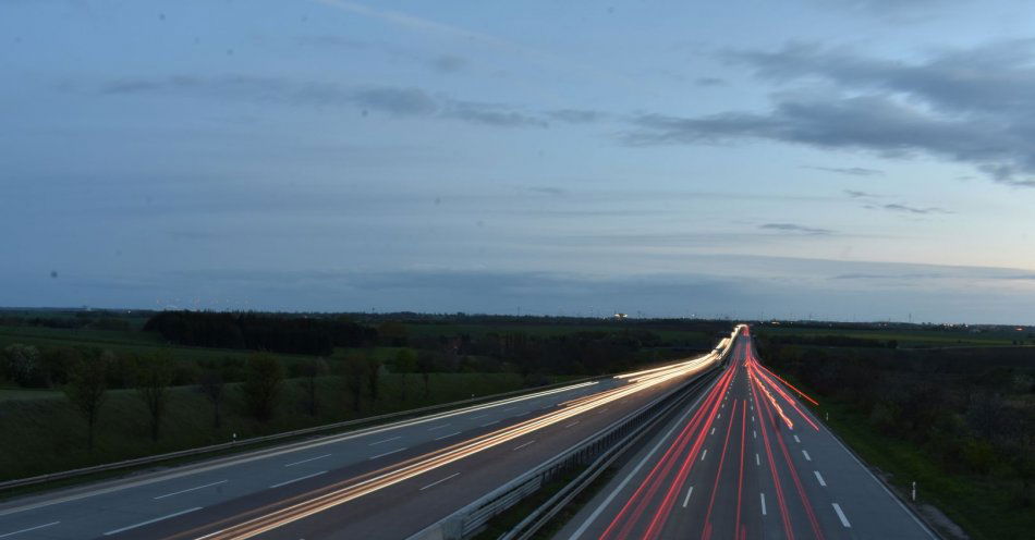 zdjęcie: Ciężarówka blokuje łącznicę na węźle autostrady A4 w Brzesku / pexels/397983