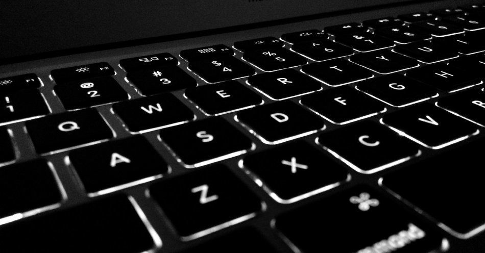 zdjęcie: Kilka dni wcześniej ukradł sprzęt elektroniczny w sklepie. Wrócił i trafił do aresztu. Był osobą poszukiwaną przez sąd / pixabay/1869236