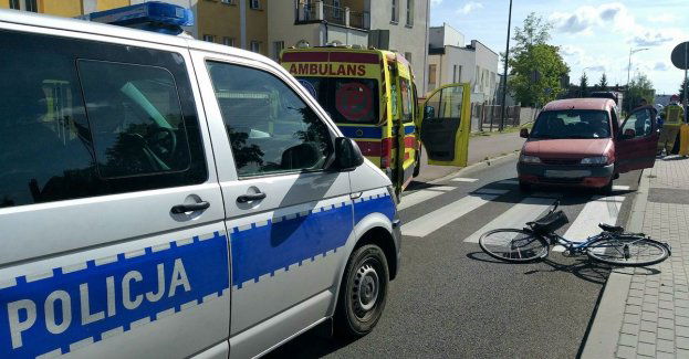 Potrącenie na przejeździe dla rowerów – kierujący jednośladem trafił do szpitala