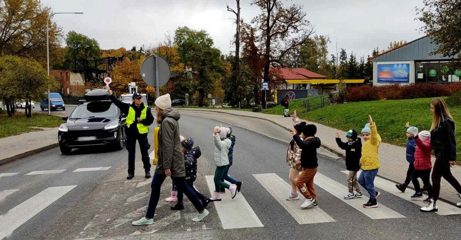 zdjęcie: Wspólny spacer przedszkolaków z policjantkami / fot. KPP w Iławie