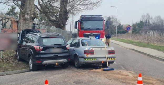 Chwila nieuwagi skończyła się zderzeniem samochodów oraz potrąceniem rowerzystki. Zdarzenie drogowe w Szczytnie przy ulicy Gnieźnieńskiej