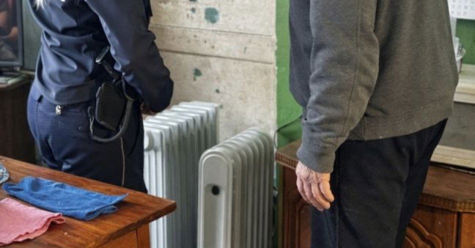 zdjęcie: Dzielnicowa z Kamienia Pomorskiego pomogła samotnemu seniorowi / fot. KPP w Kamieniu Pomorskim