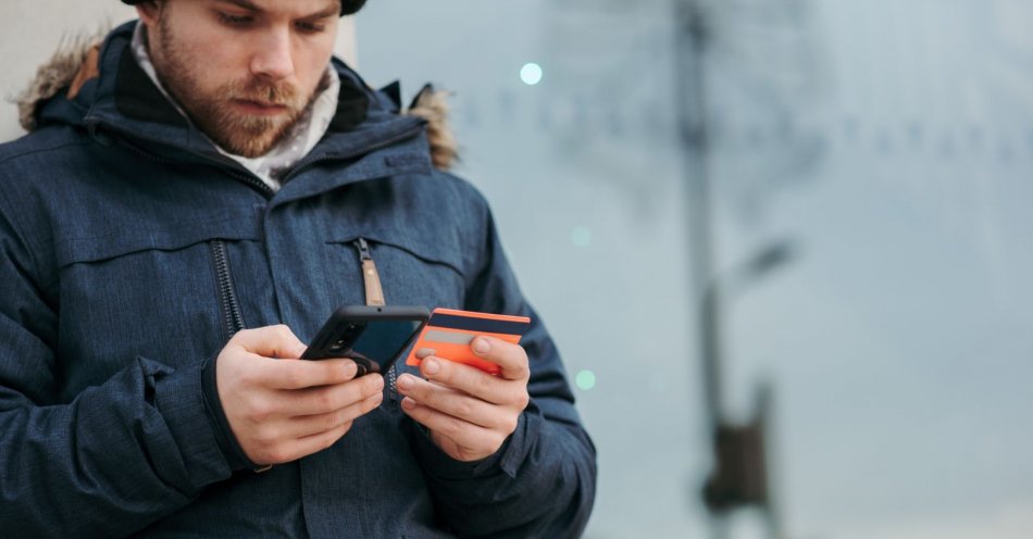 zdjęcie: Płacił cudzą kartą, szukają go policjanci / pexels/6353676