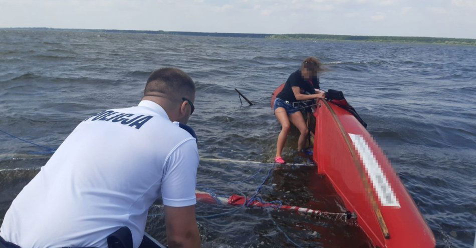 zdjęcie: Uratowali osoby z wywróconej żaglówki / fot. KMP Opole