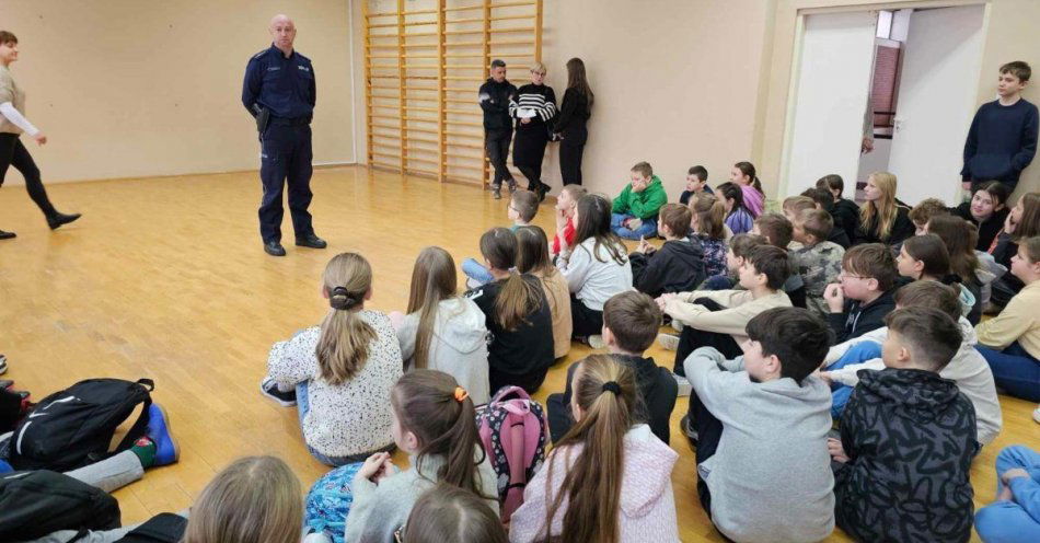 zdjęcie: Dzielnicowi z Komisariatu Policji w Skaryszewie zadbali o najmłodszych / fot. KMP w Radomiu