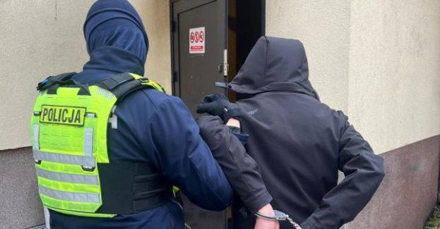 19-latek kierował oplem z dwiema różnymi tablicami rejestracyjnymi. Zatrzymali do policjanci gdyńskiej drogówki.