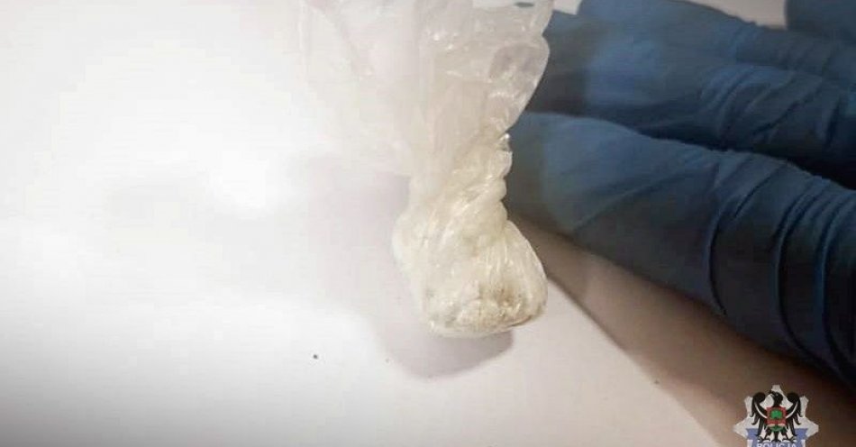 zdjęcie: Codzienna walka z przestępczością narkotykową trwa. Wczoraj zatrzymane trzy osoby. Jedna była poszukiwana i trafi za kraty więzienia / fot. KMP w Wałbrzychu