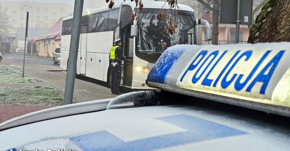 zdjęcie: Policjanci kontrolują autokary przed wyjazdami dzieci / fot. KPP Krosno Odrzańskie
