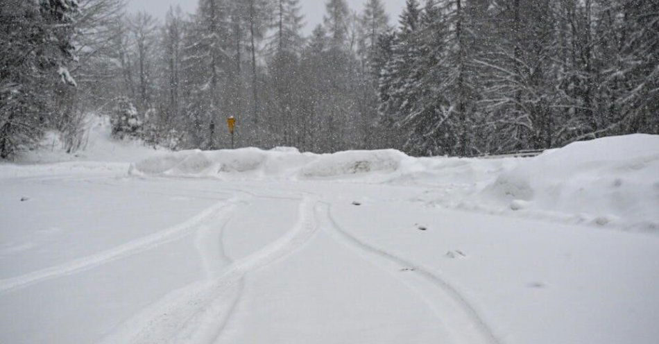 zdjęcie: IMGW ostrzega przed silnymi mrozami w 10 województwach / Żłobek, 11.01.2026. Mroźna i śnieżna zima w m. Żłobek w Bieszczadach, 11 bm. PAP/Darek Delmanowicz