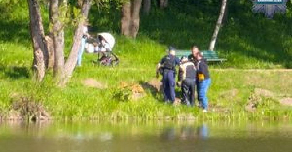 zdjęcie: Kamiennogórscy policjanci i przechodzień uratowali życie seniora, który wpadł do wody / fot. KPP w Kamiennej Górze