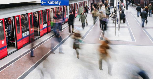 Utrudnienia w kursowaniu pociągów linii M2 z powodu psa, który wbiegł do tunelu metra