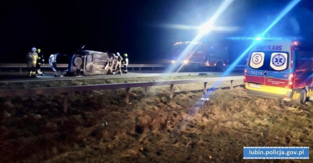 Pijany wjechał w bariery i wywrócił pojazd na S3 blokując ruch