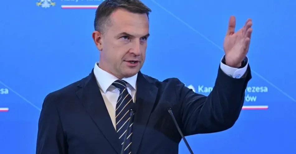 zdjęcie: Szłapka o ew. komisjach ws. Zondacrypto: trudno, by zamieszani w ten proceder byli sędziami we własnej sprawie / Warszawa, 02.09.2026. Rzecznik rządu Adam Szłapka podczas konferencji prasowej po posiedzeniu Rady Ministrów, 2 bm. w KPRM w Warszawie. (ad) PAP/Piotr Nowak