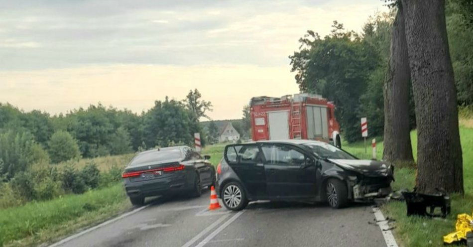 zdjęcie: Chcąc uniknąć zderzenia ze zwierzyną leśną, uderzył w drzewo / fot. KPP w Nidzicy