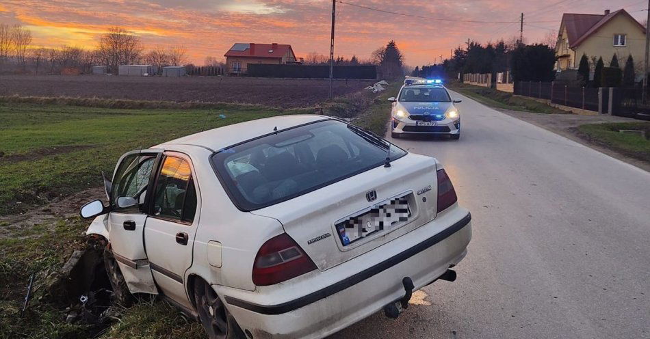 zdjęcie: Betonowy przepust stanął na drodze kierującemu hondą / fot. KPP Busko-Zdrój