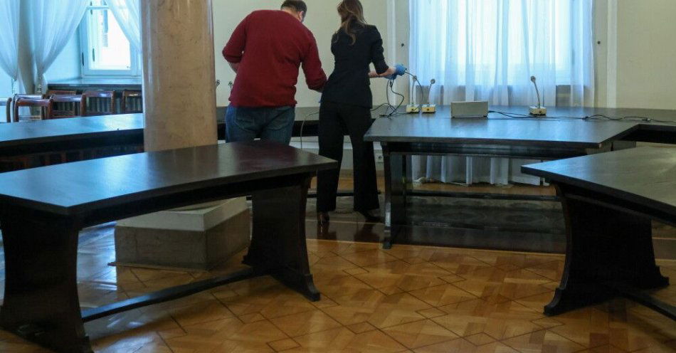 zdjęcie: Sondaż dla „Rz”: ponad połowa Polaków pozytywnie ocenia decyzję o przeniesieniu okrągłego stołu / Warszawa, 18.12.2025. Demontaż Okrągłego Stołu w Pałacu Prezydenckim w Warszawie, 18 bm. Stół ma trafić do Muzeum Historii Polski. (jm) PAP/Albert Zawada