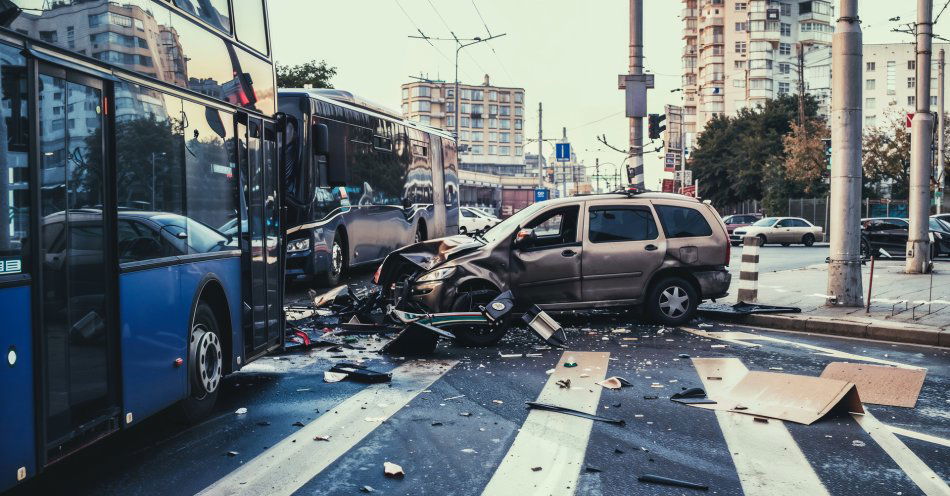 zdjęcie: Prokuratura przedstawiła zarzut kierowcy, który zderzył się z autobusem miejskim / v46308263
