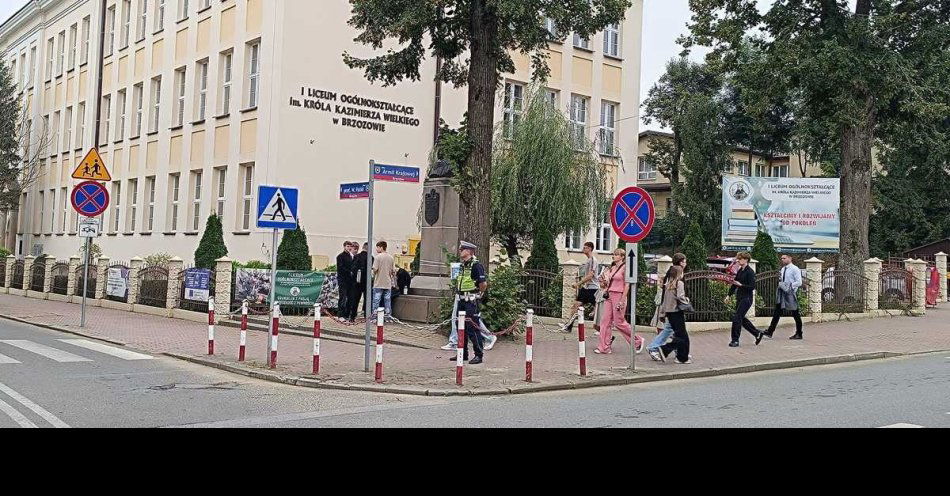 zdjęcie: Policja czuwa nad bezpiecznym powrotem uczniów w Brzozowie / fot. KPP w Brzozowie