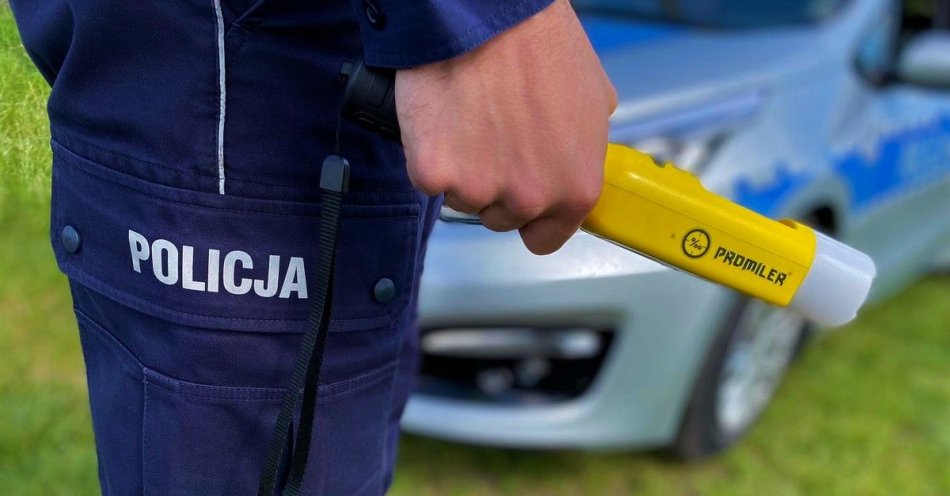 zdjęcie: Nietrzeźwy traktorzysta i motorowerzysta w rękach policjantów / fot. KPP Kolno