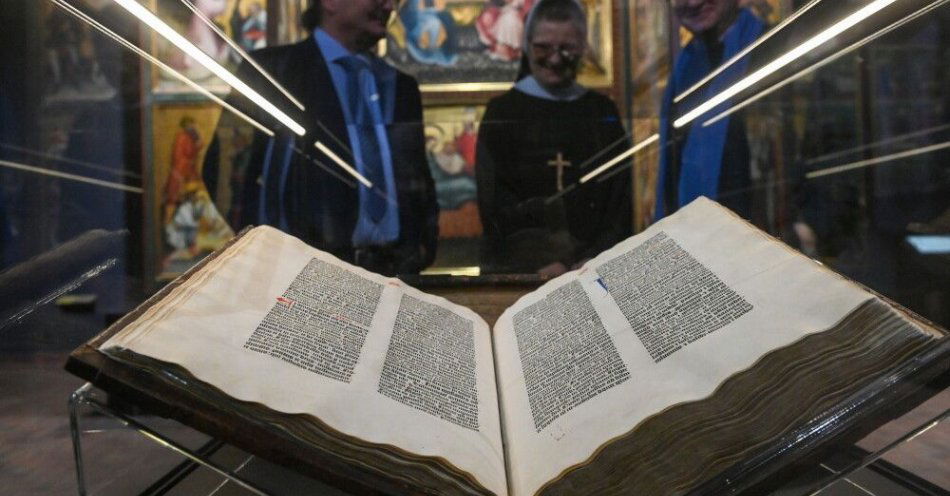 zdjęcie: Biblia Gutenberga z Pelplina wystawiona w Muzeum Narodowym w Warszawie / fot. PAP