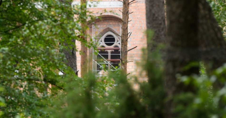 zdjęcie: NSA odrzucił skargę ws. budowy tzw. zamku w Stobnicy - inwestycja jest legalna / Stobnica, 17.07.2020. Zamek w Stobnicy na terenie chronionego Obszaru Natura 2000 w Puszczy Noteckiej w trakcie budowy, 17 bm. Na polecenie prokuratury funkcjonariusze Komendy Wojewódzkiej Policji w Poznaniu 16 bm. zatrzymali siedem osób mających związek z prowadzonymi pracami inwestycyjnymi oraz budowlanymi w miejscowości Stobnica. Zatrzymania są związane ze śledztwem prowadzonym przez Prokuraturę Okręgową w Poznaniu dotyczącym realizacji nielegalnej inwestycji, polegającej na prowadzeniu budow