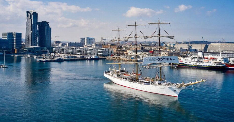 zdjęcie: Fregata Dar Młodzieży wypłynęła w rejs do USA / Gdynia, 16.04.2026. Uroczyste wyjście z Portu w Gdyni szkolnej fregaty „Dar Młodzieży”, 16 bm. Jednostka wyruszyła w rejs do Stanów Zjednoczonych, realizowany w ramach wydarzenia Sail 250 z okazji 250-lecia niepodległości USA. (amb) PAP/Adam Warżawa