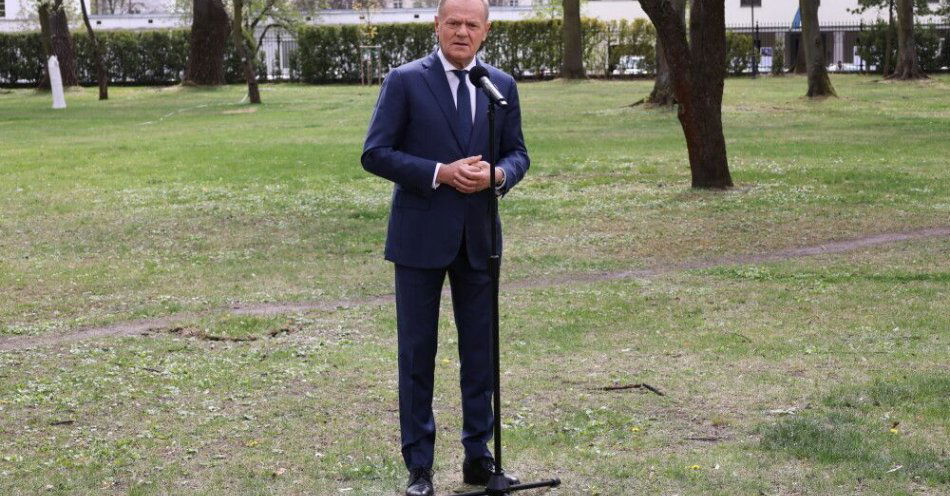 zdjęcie: Tusk do polityków Polski 2050: jak się okaże, że nie jesteście z nami, to się pożegnamy / Warszawa, 17.04.2026. Premier Donald Tusk na konferencji prasowej przed siedzibą KPRM w Warszawie, 17 bm. (ad) PAP/Albert Zawada