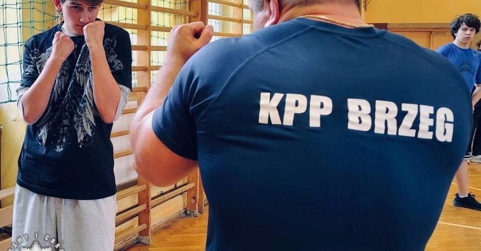 zdjęcie: Policyjny instruktor uczy samoobrony w brzeskiej Słowiance / fot. KPP Brzeg