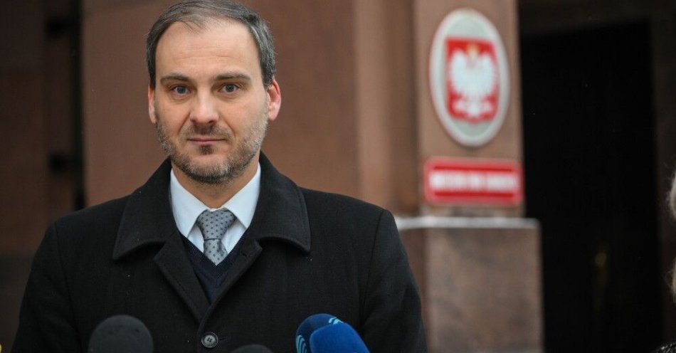 zdjęcie: Rzecznik MSZ: w piątek po południu do resortu przybył ambasador Węgier / Warszawa, 03.01.2026. Rzecznik prasowy MSZ Maciej Wewiór podczas briefingu prasowego przed siedzibą Ministerstwa Spraw Zagranicznych w Warszawie, 3 bm. Temat spotkania: Atak na Wenezuelę. (amb) PAP/Radek Pietruszka